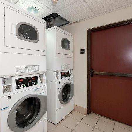 Red Roof Inn & Suites ניונאן מראה חיצוני תמונה