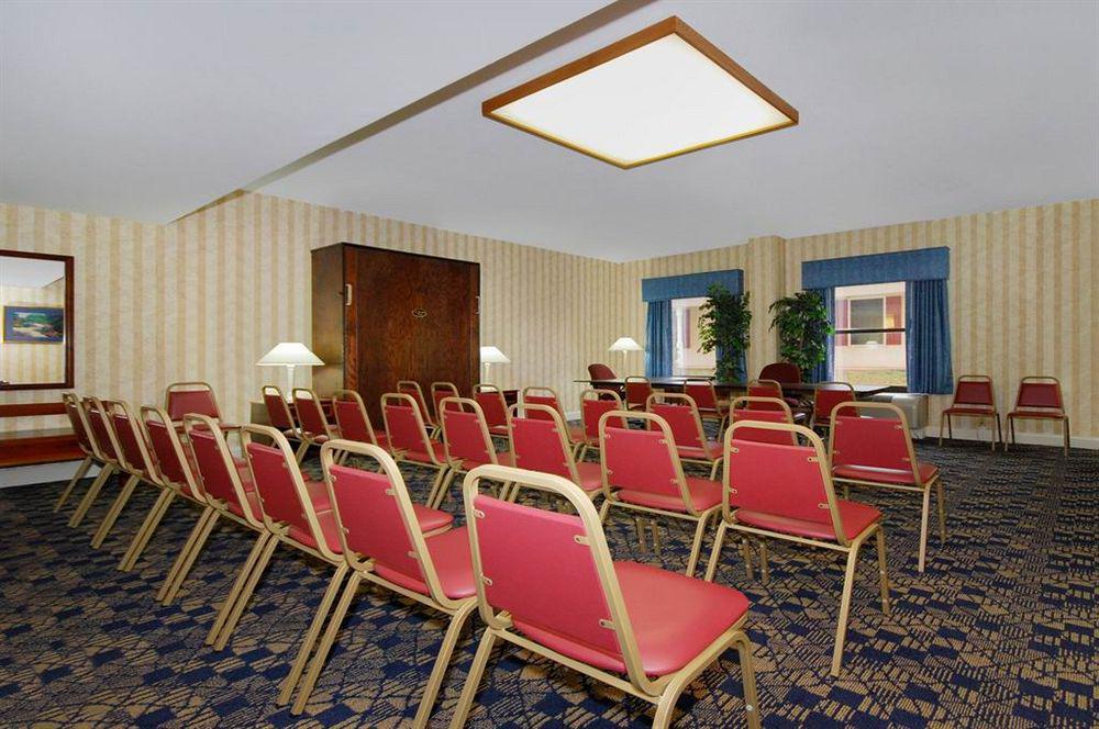 Red Roof Inn & Suites ניונאן מראה חיצוני תמונה