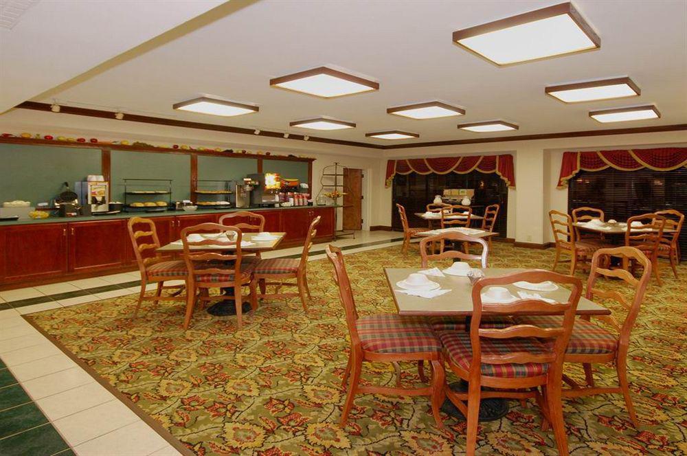 Red Roof Inn & Suites ניונאן מראה חיצוני תמונה
