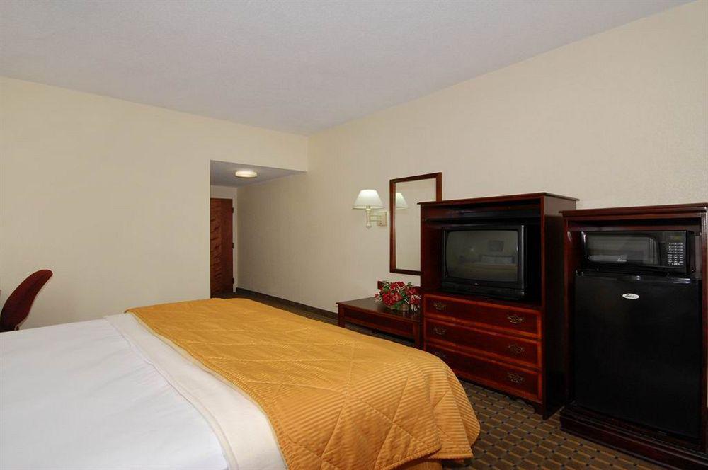 Red Roof Inn & Suites ניונאן מראה חיצוני תמונה