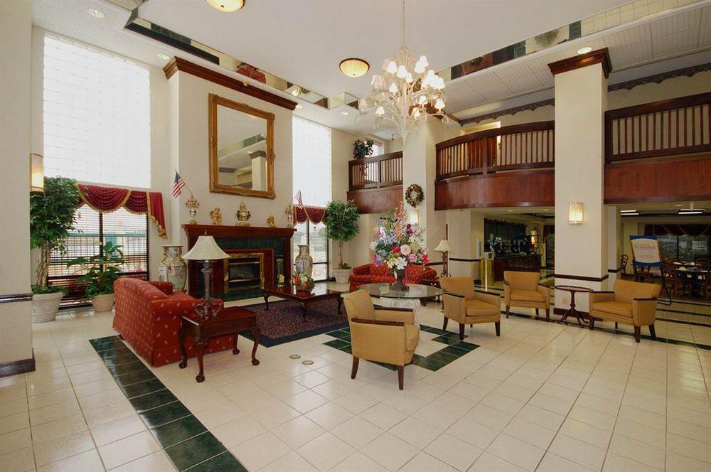 Red Roof Inn & Suites ניונאן מראה חיצוני תמונה