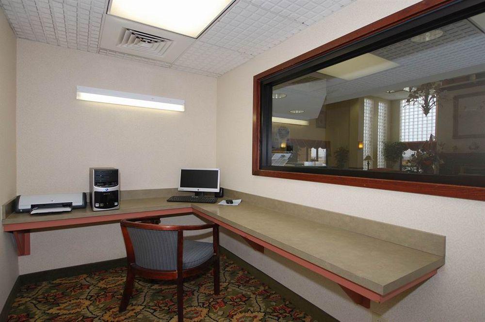 Red Roof Inn & Suites ניונאן מראה חיצוני תמונה