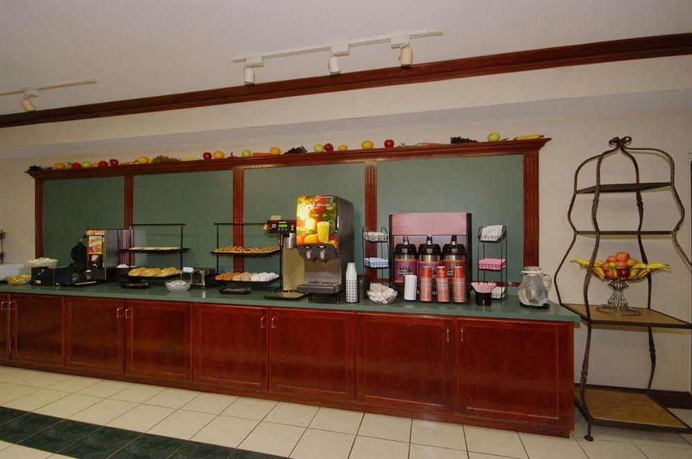 Red Roof Inn & Suites ניונאן מראה חיצוני תמונה