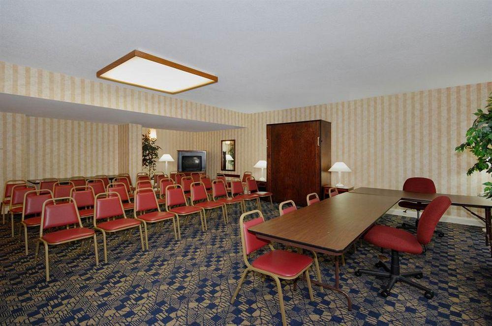 Red Roof Inn & Suites ניונאן מראה חיצוני תמונה