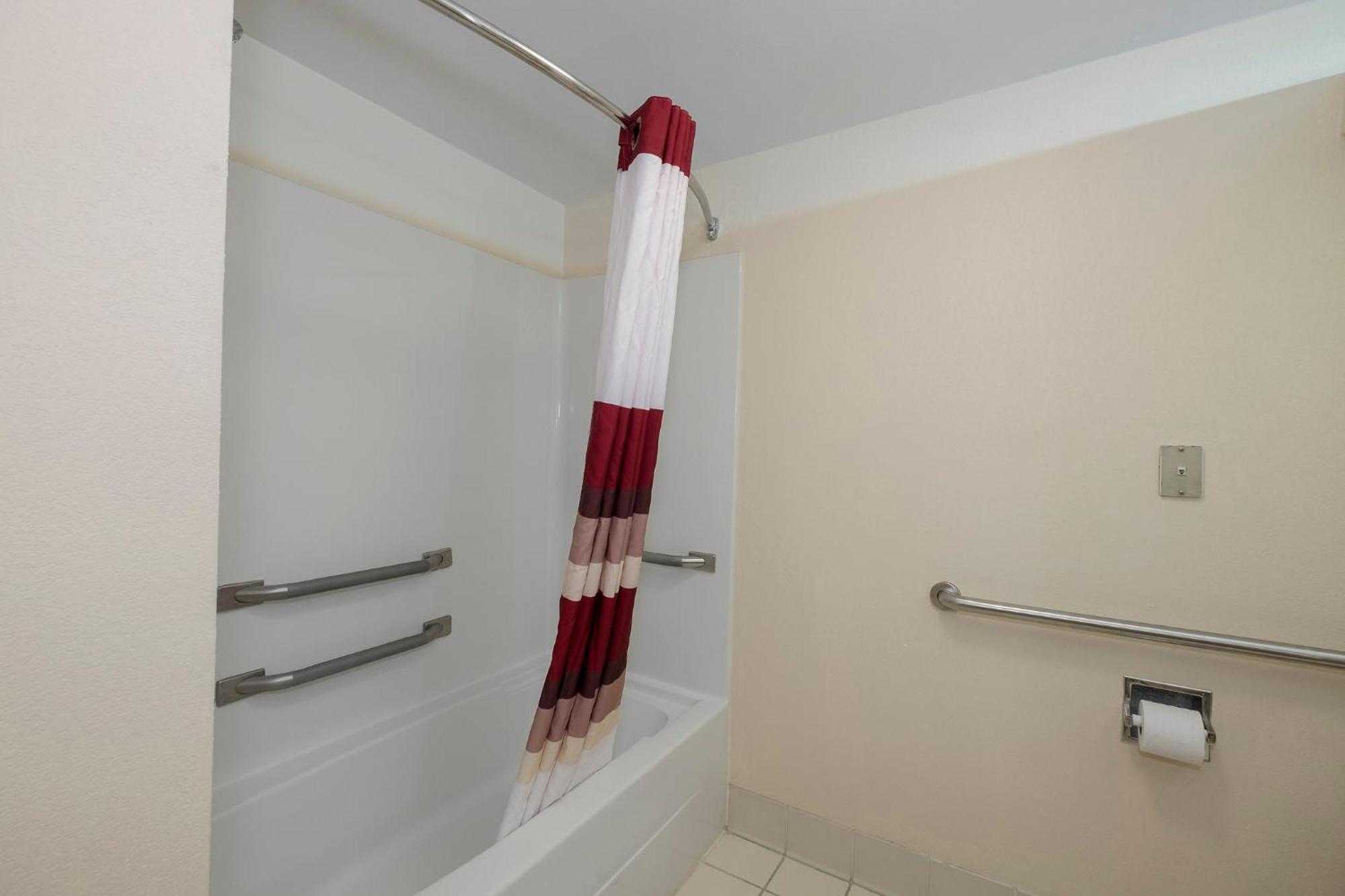 Red Roof Inn & Suites ניונאן מראה חיצוני תמונה