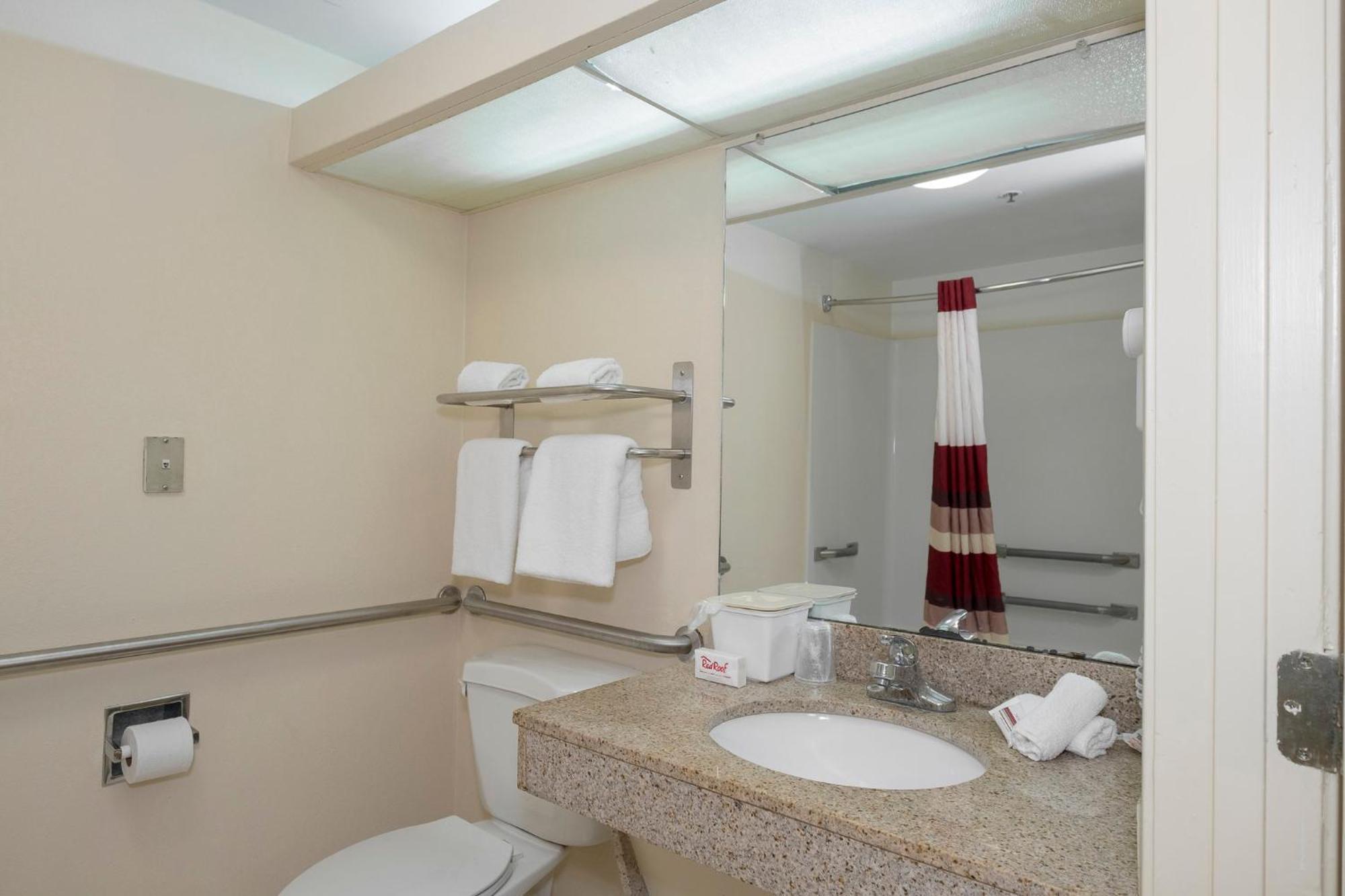 Red Roof Inn & Suites ניונאן מראה חיצוני תמונה