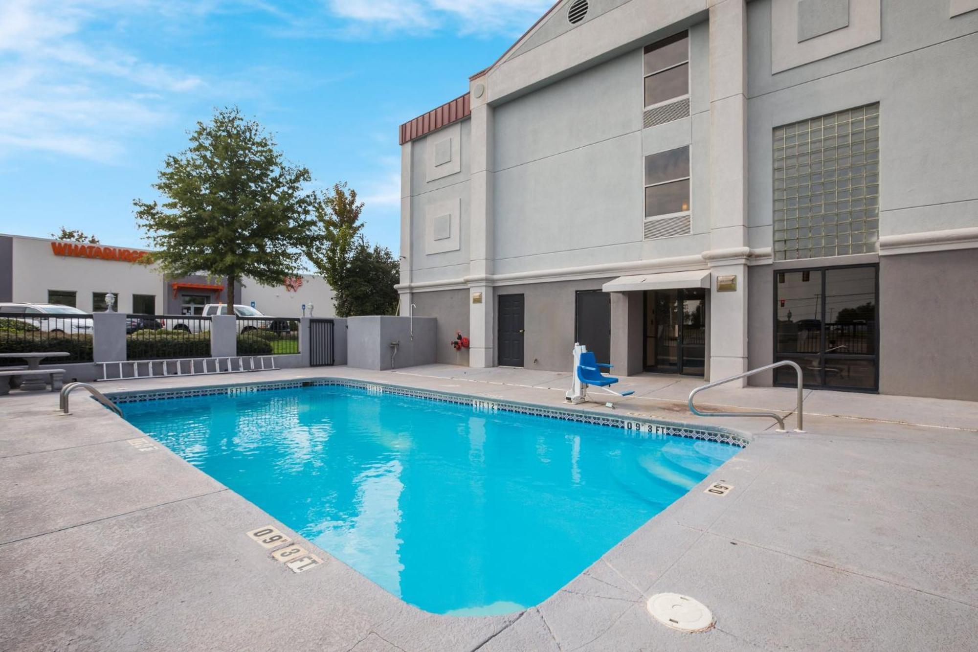 Red Roof Inn & Suites ניונאן מראה חיצוני תמונה
