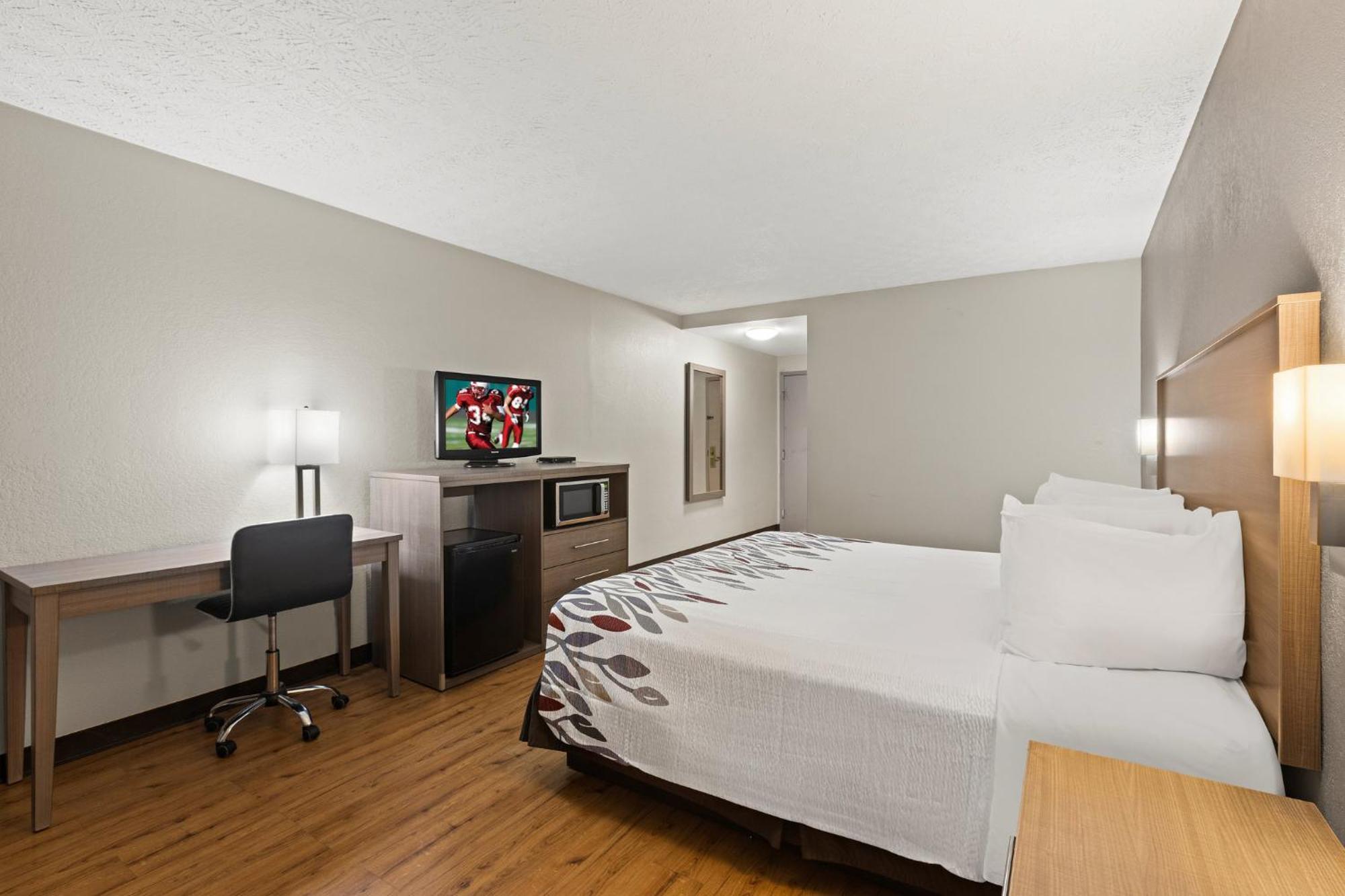 Red Roof Inn & Suites ניונאן מראה חיצוני תמונה