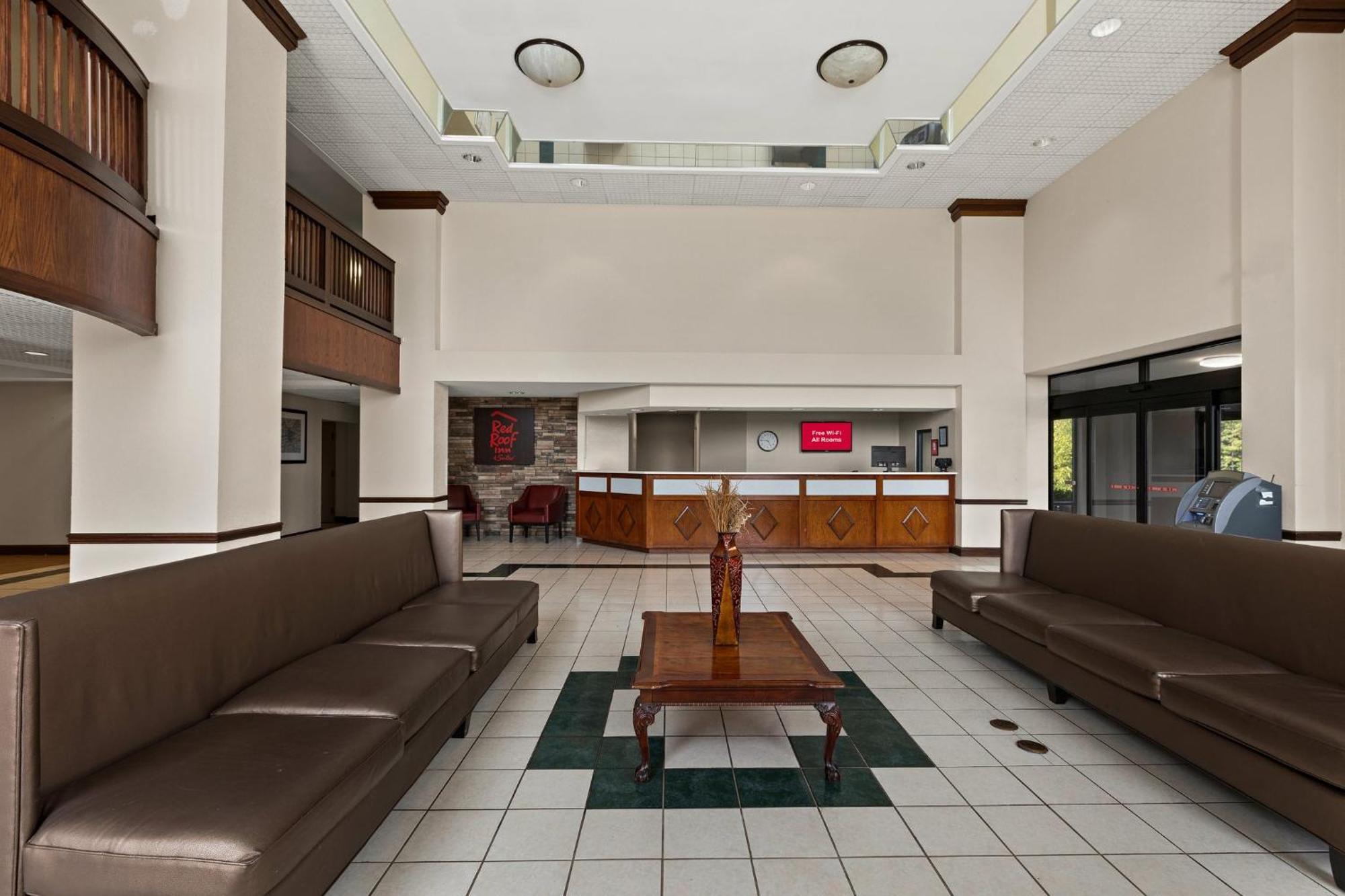 Red Roof Inn & Suites ניונאן מראה חיצוני תמונה