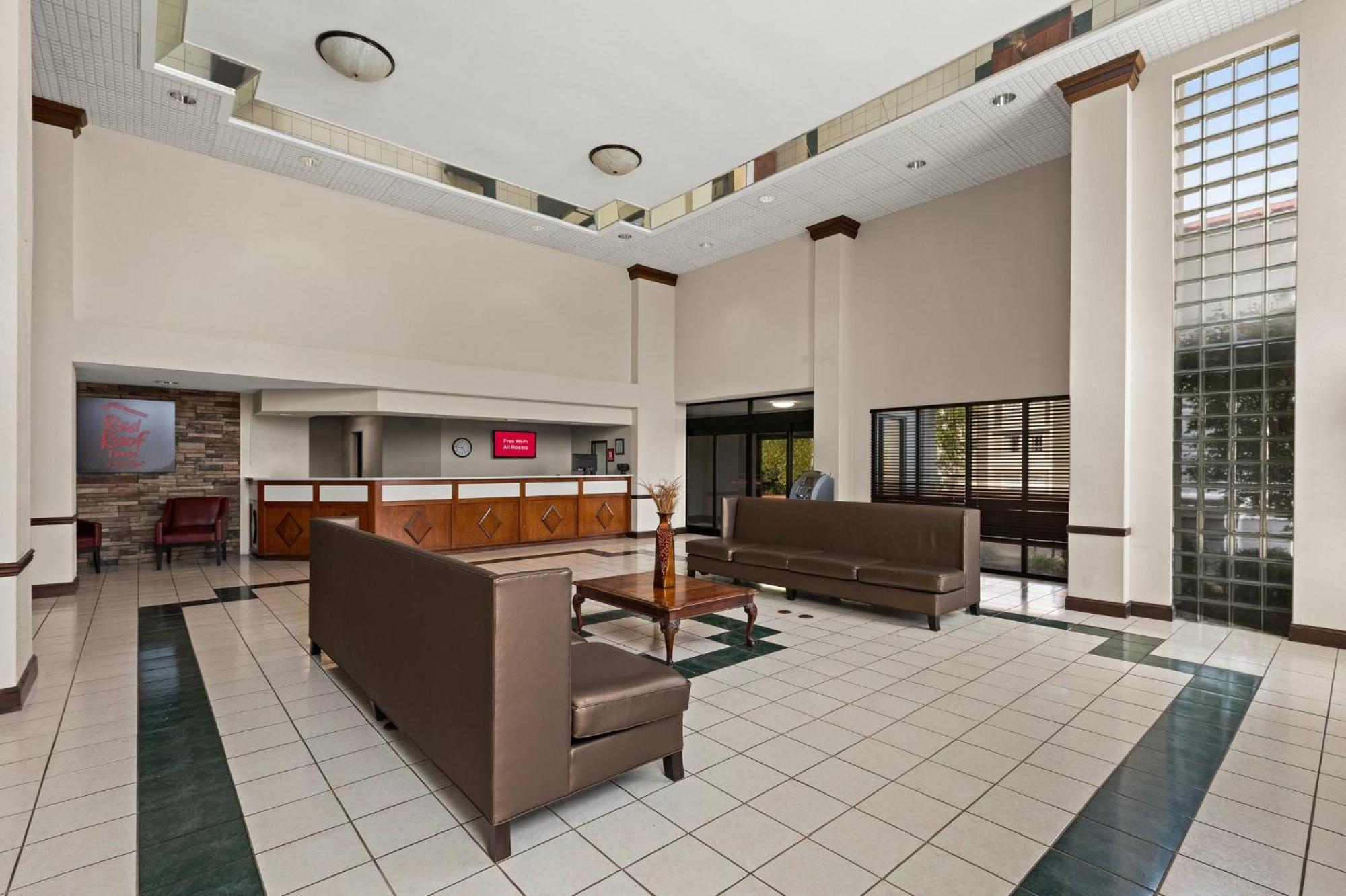 Red Roof Inn & Suites ניונאן מראה חיצוני תמונה