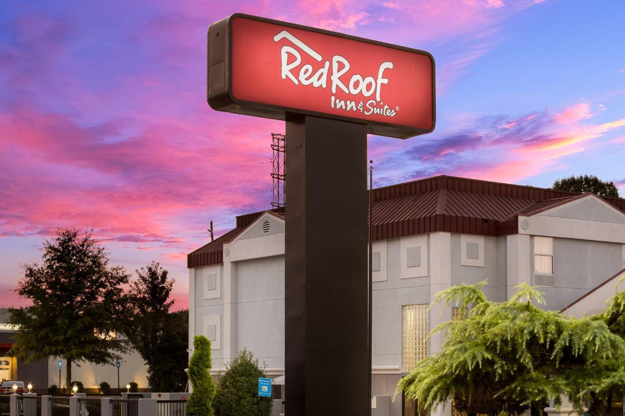 Red Roof Inn & Suites ניונאן מראה חיצוני תמונה