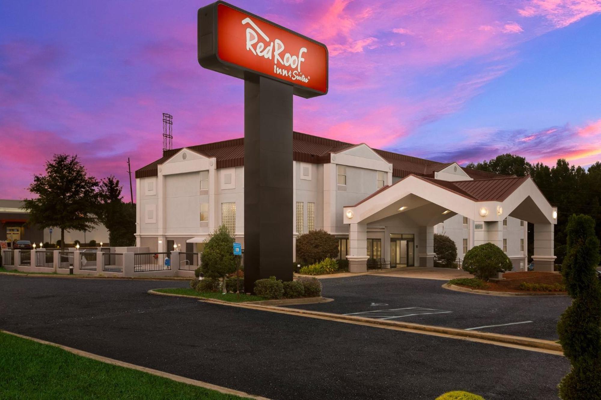 Red Roof Inn & Suites ניונאן מראה חיצוני תמונה