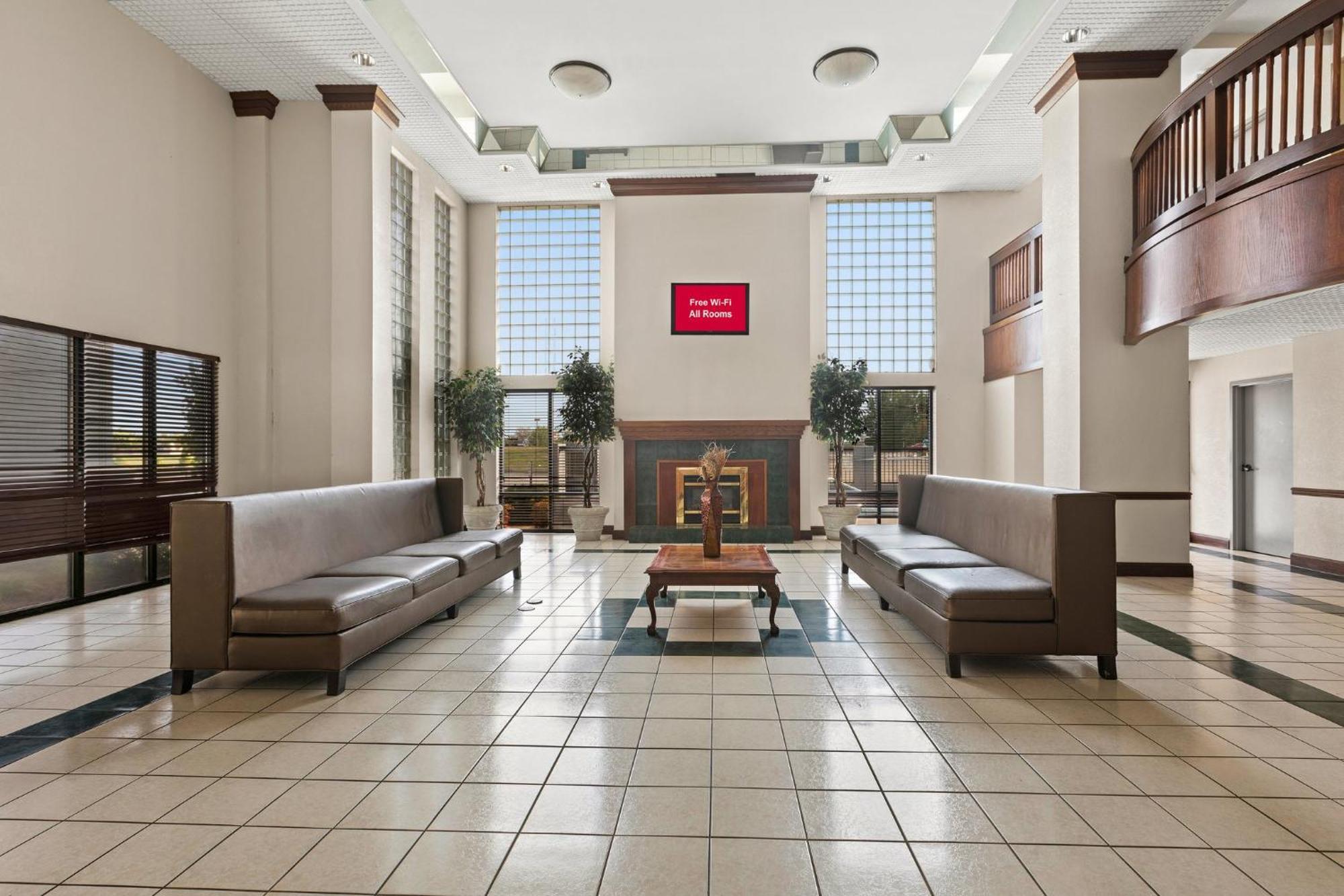 Red Roof Inn & Suites ניונאן מראה חיצוני תמונה