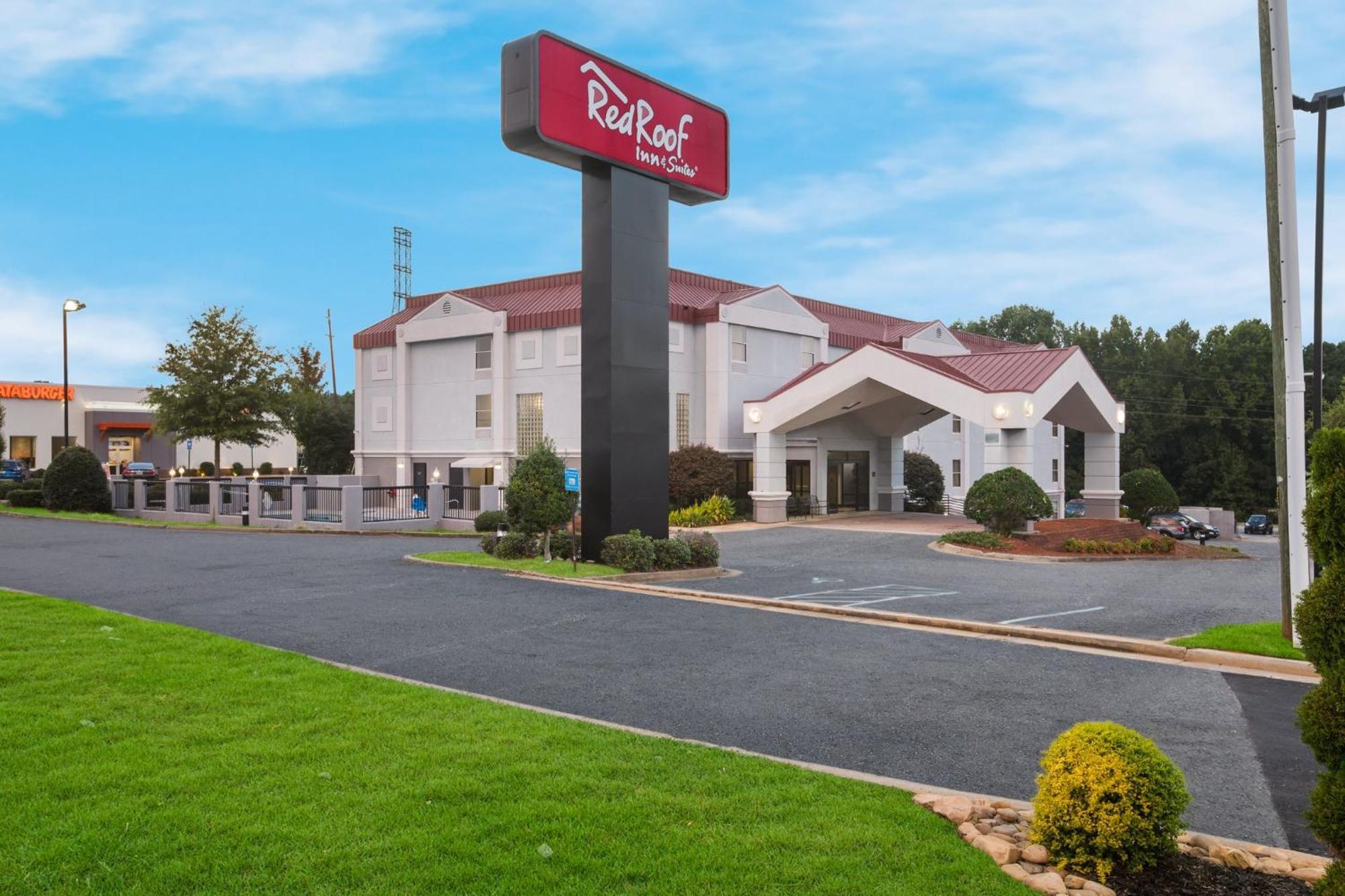 Red Roof Inn & Suites ניונאן מראה חיצוני תמונה