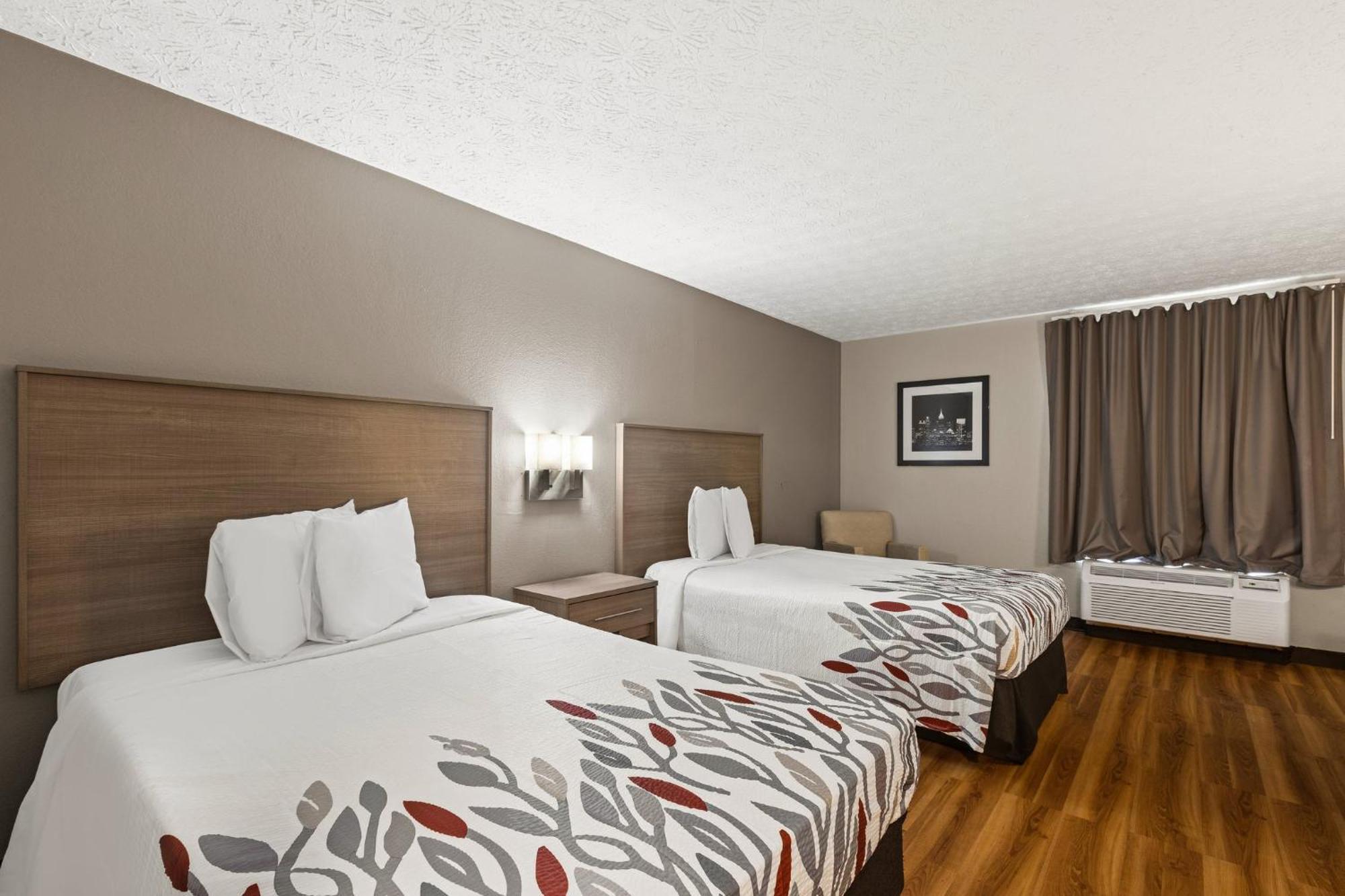 Red Roof Inn & Suites ניונאן מראה חיצוני תמונה