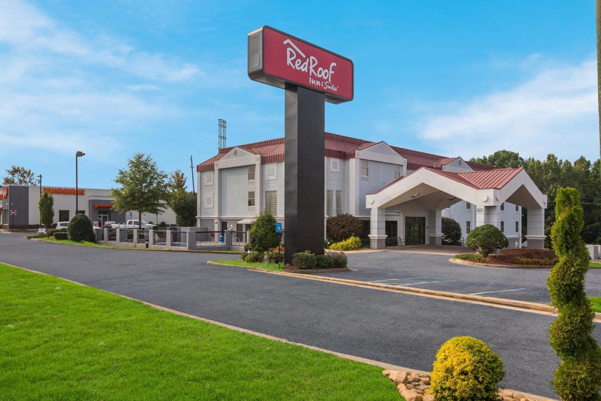 Red Roof Inn & Suites ניונאן מראה חיצוני תמונה