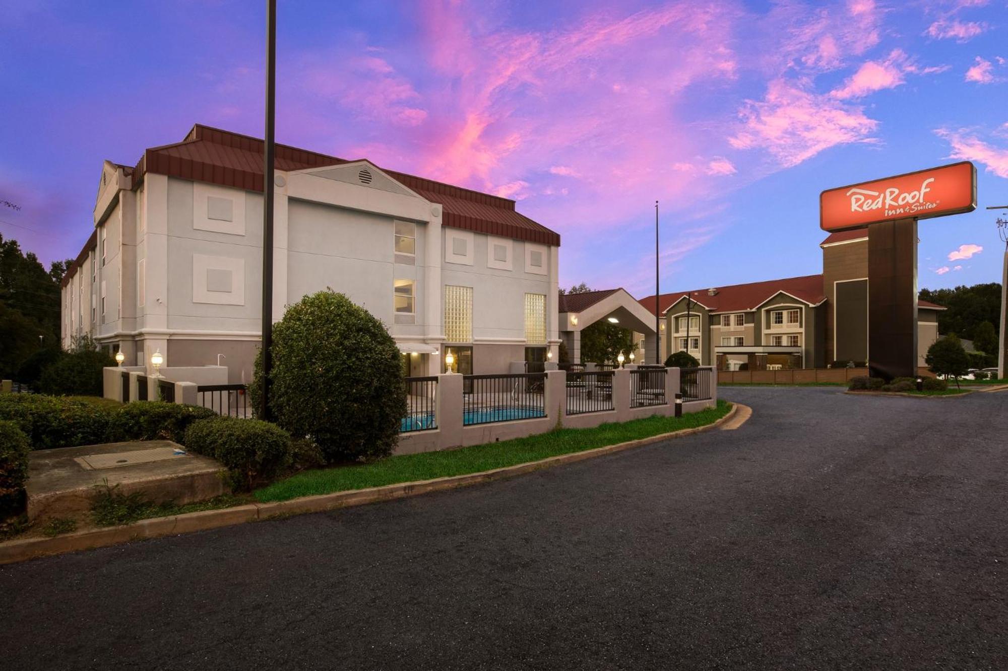 Red Roof Inn & Suites ניונאן מראה חיצוני תמונה