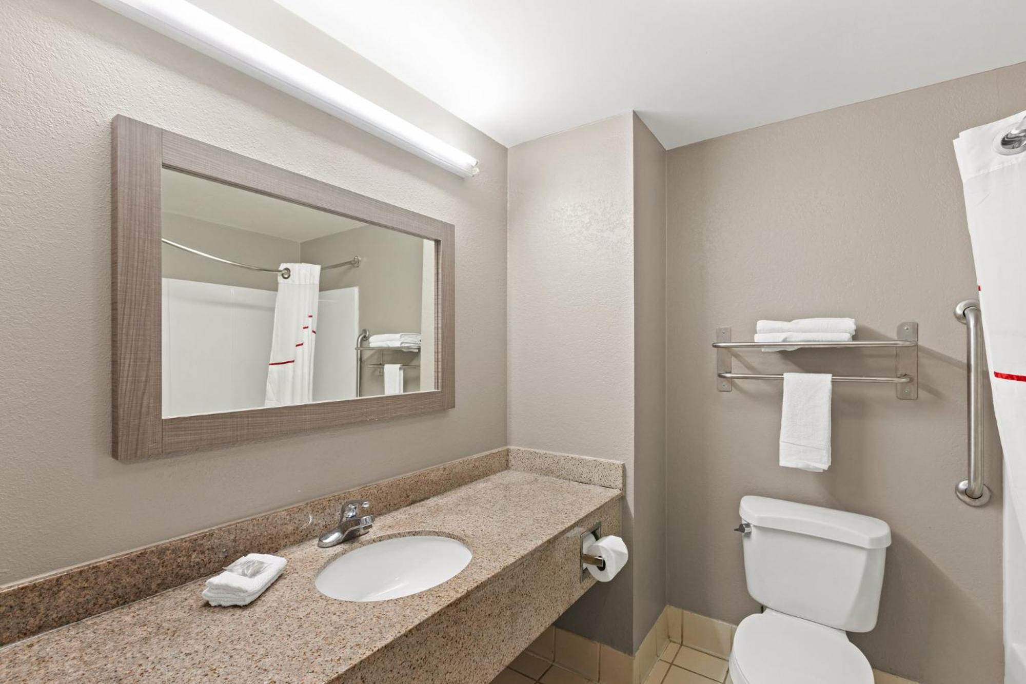 Red Roof Inn & Suites ניונאן מראה חיצוני תמונה