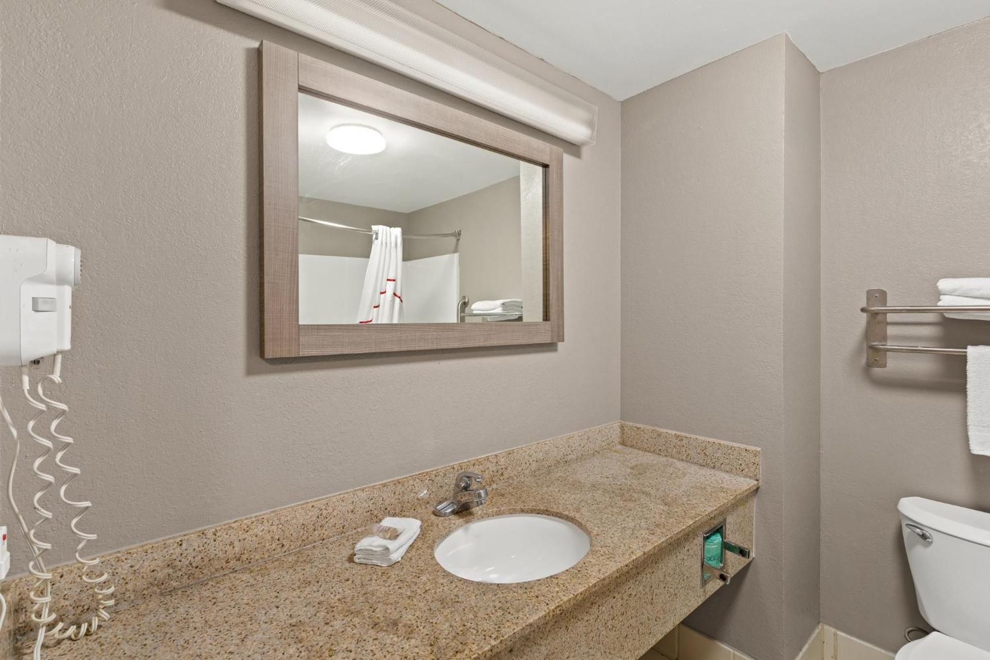 Red Roof Inn & Suites ניונאן מראה חיצוני תמונה