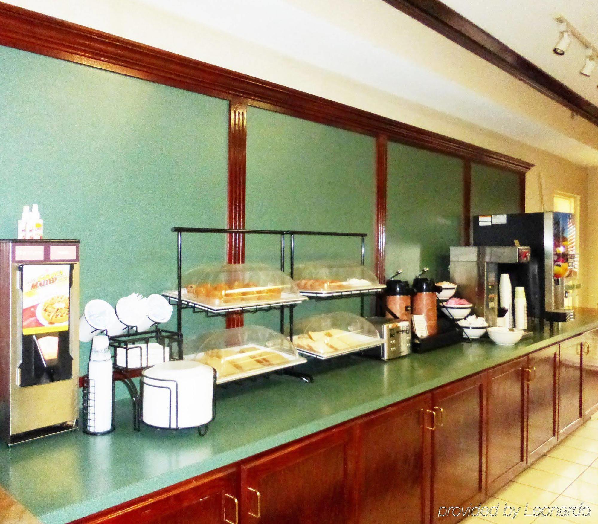 Red Roof Inn & Suites ניונאן מראה חיצוני תמונה