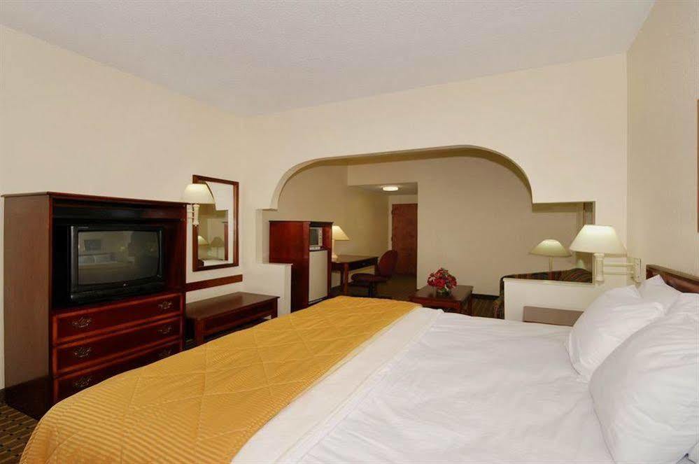 Red Roof Inn & Suites ניונאן מראה חיצוני תמונה
