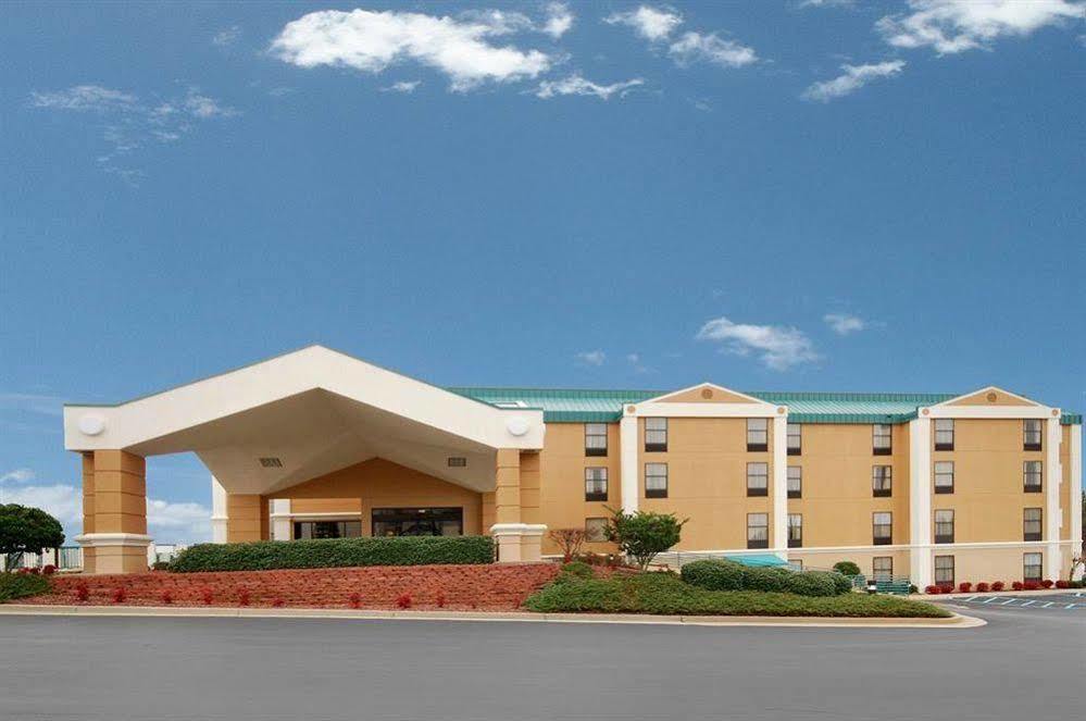 Red Roof Inn & Suites ניונאן מראה חיצוני תמונה