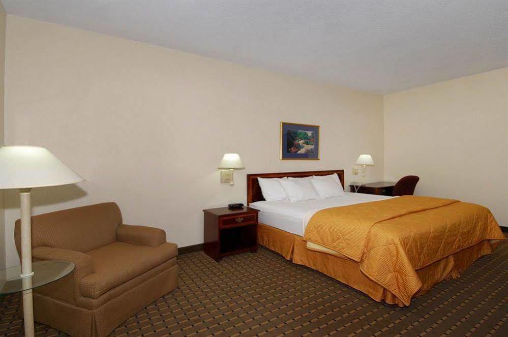 Red Roof Inn & Suites ניונאן מראה חיצוני תמונה